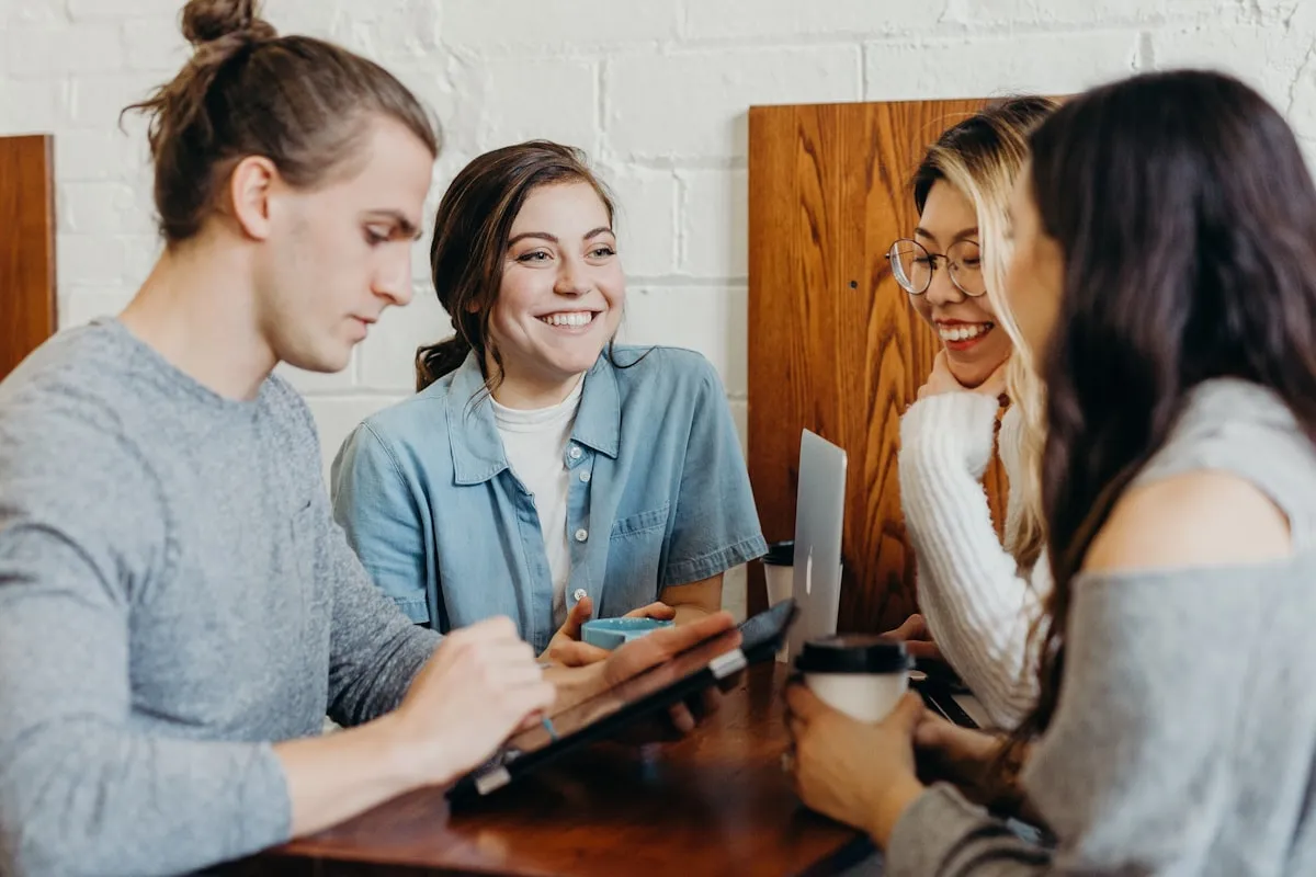 Grupo de pessoas conversando e planejando em volta de uma mesa