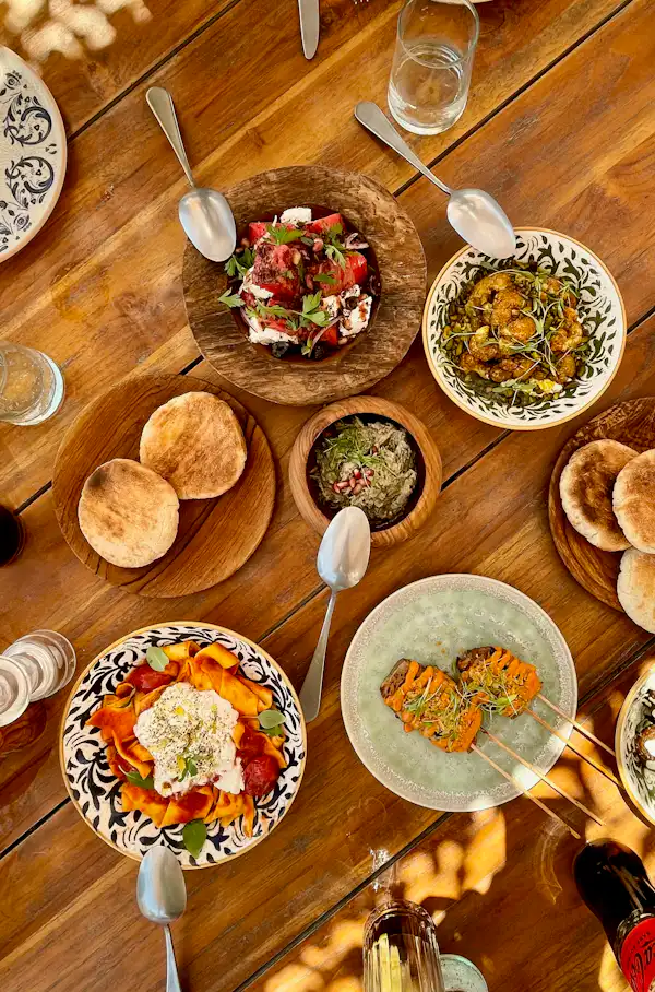 Mesa farta com pratos variados servidos para um evento