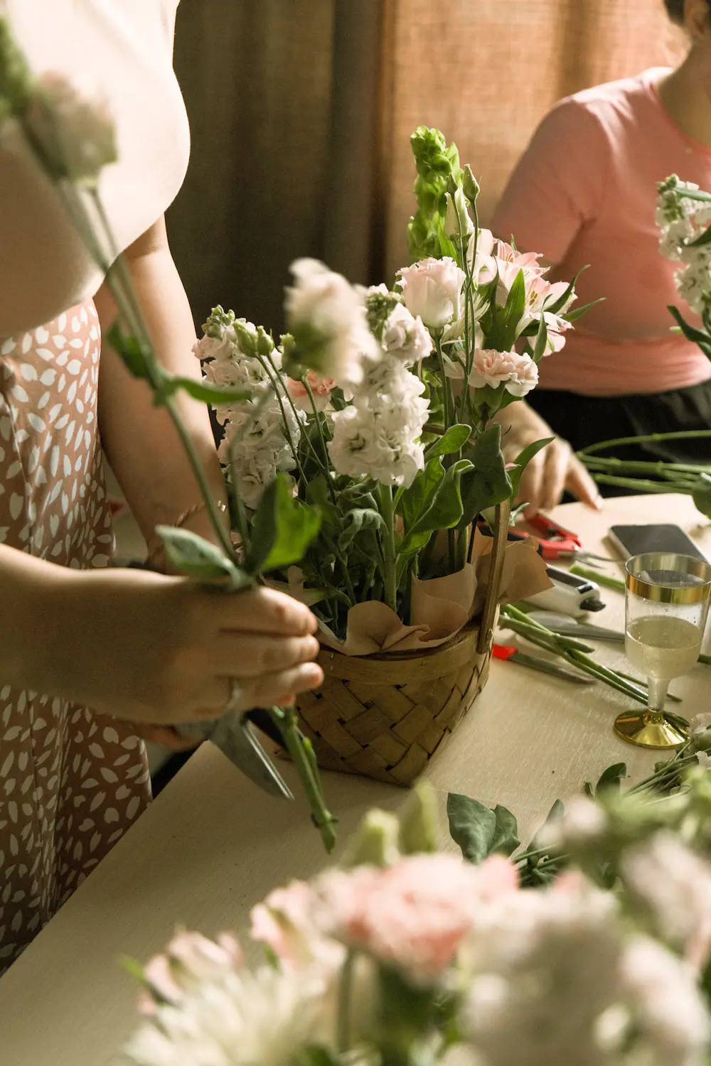 Fornecedora organizando arranjos florais para um evento